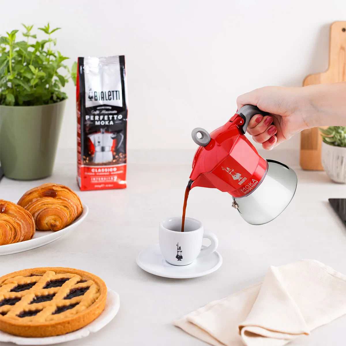 Moka Induction Bialetti - Adatta per Induzione, Gas ed Elettrico, Disponibile in Nero e Rosso