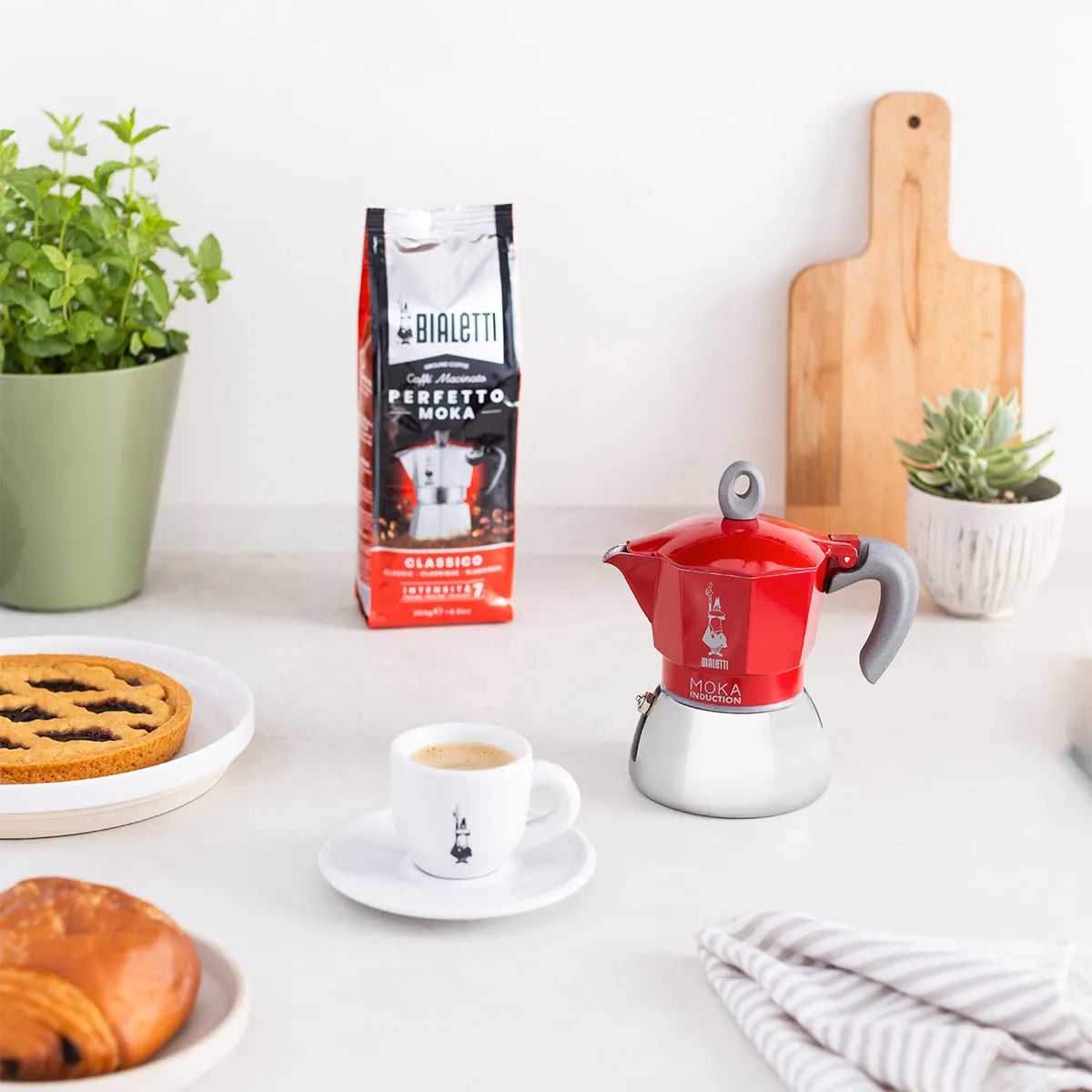 Moka Induction Bialetti - Adatta per Induzione, Gas ed Elettrico, Disponibile in Nero e Rosso