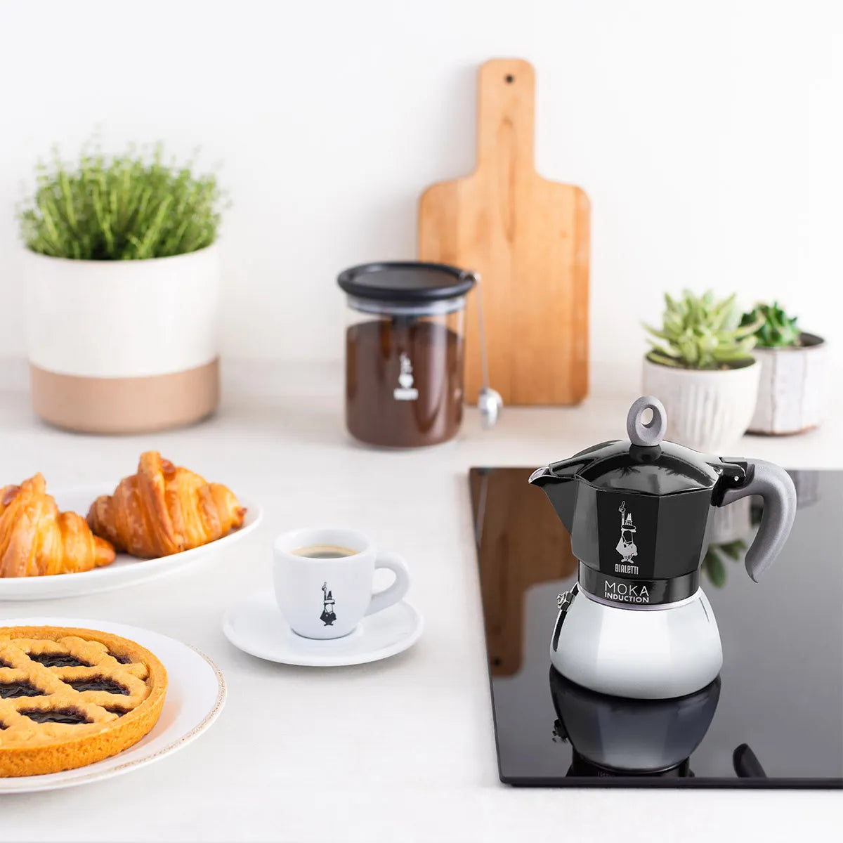 Moka Induction Bialetti - Adatta per Induzione, Gas ed Elettrico, Disponibile in Nero e Rosso