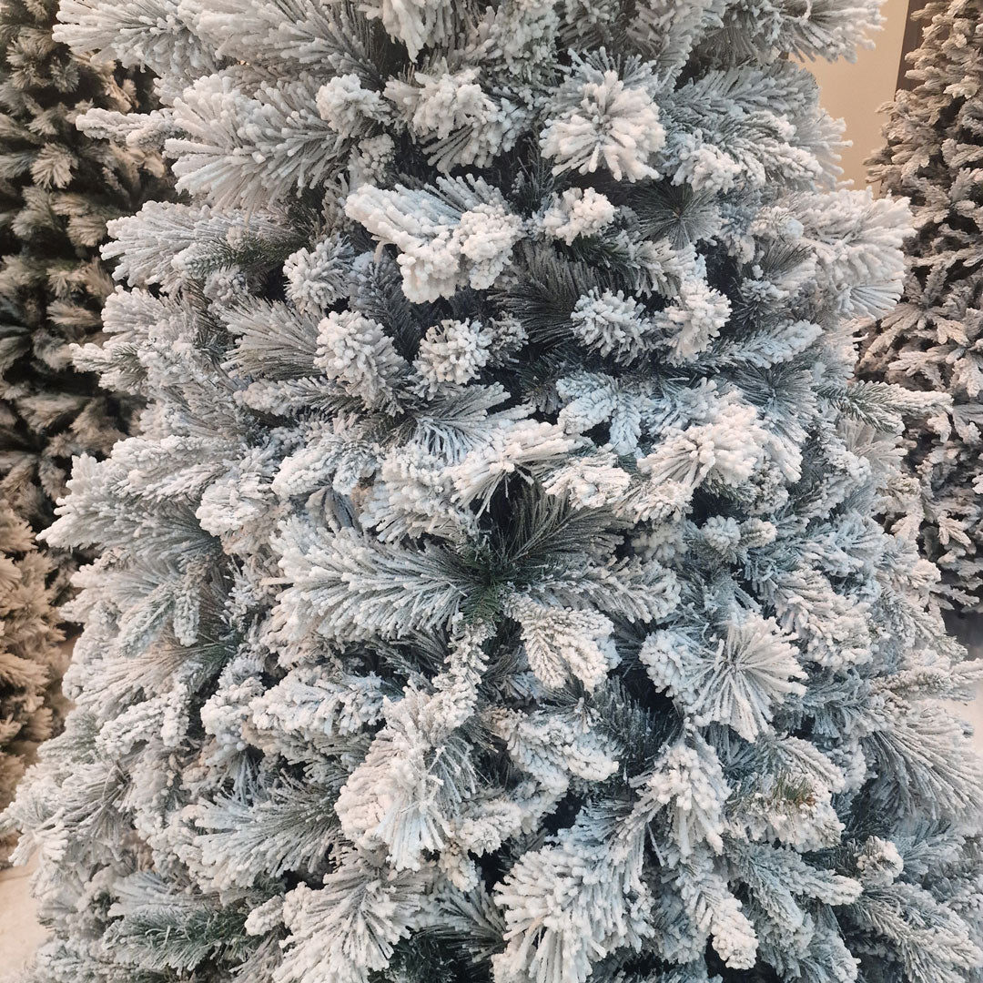 Galgary Innevato Albero di Natale Misto PVC 60% + Silicone 40% Alta Qualità Varie Dimensioni 210 / 240 / 270 + 180/210 cm con luci calde a led incorporate