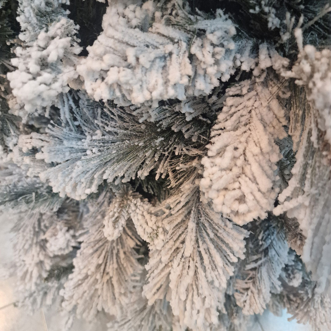 Galgary Innevato Albero di Natale Misto PVC 60% + Silicone 40% Alta Qualità Varie Dimensioni 210 / 240 / 270 + 180/210 cm con luci calde a led incorporate