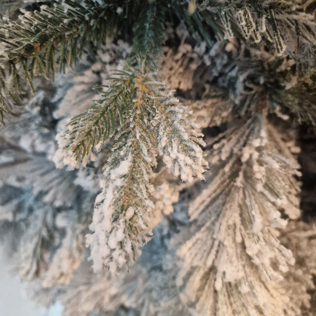 Galgary Innevato Albero di Natale Misto PVC 60% + Silicone 40% Alta Qualità Varie Dimensioni 210 / 240 / 270 + 180/210 cm con luci calde a led incorporate