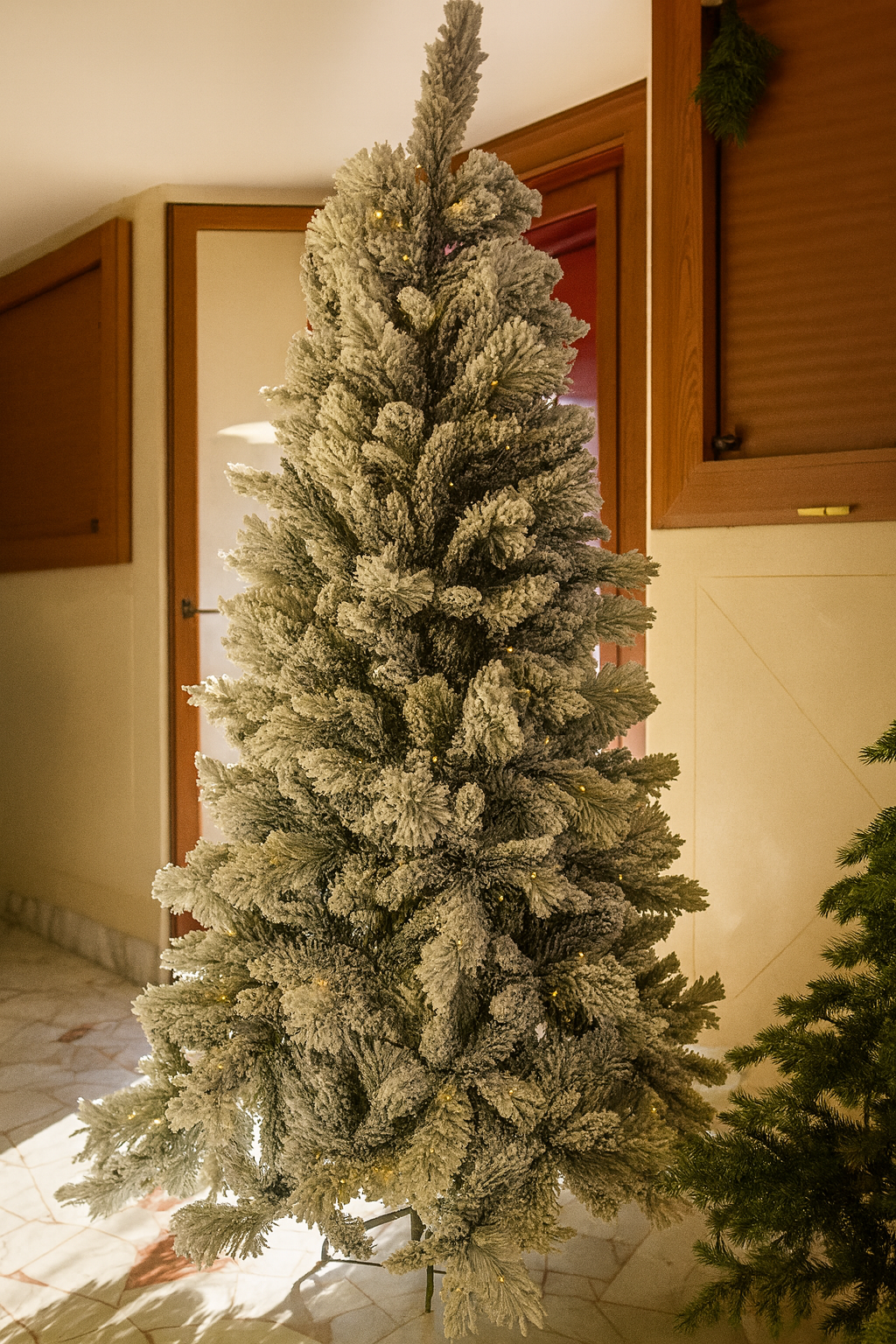 Galgary Innevato Albero di Natale Misto PVC 60% + Silicone 40% Alta Qualità Varie Dimensioni 210 / 240 / 270 + 180/210 cm con luci calde a led incorporate