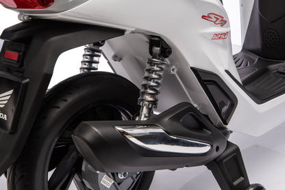 Honda SH125 FULL Motorino Elettrico per Bambini 12V con Luci LED, Ruote EVA e Bauletto Portaoggetti