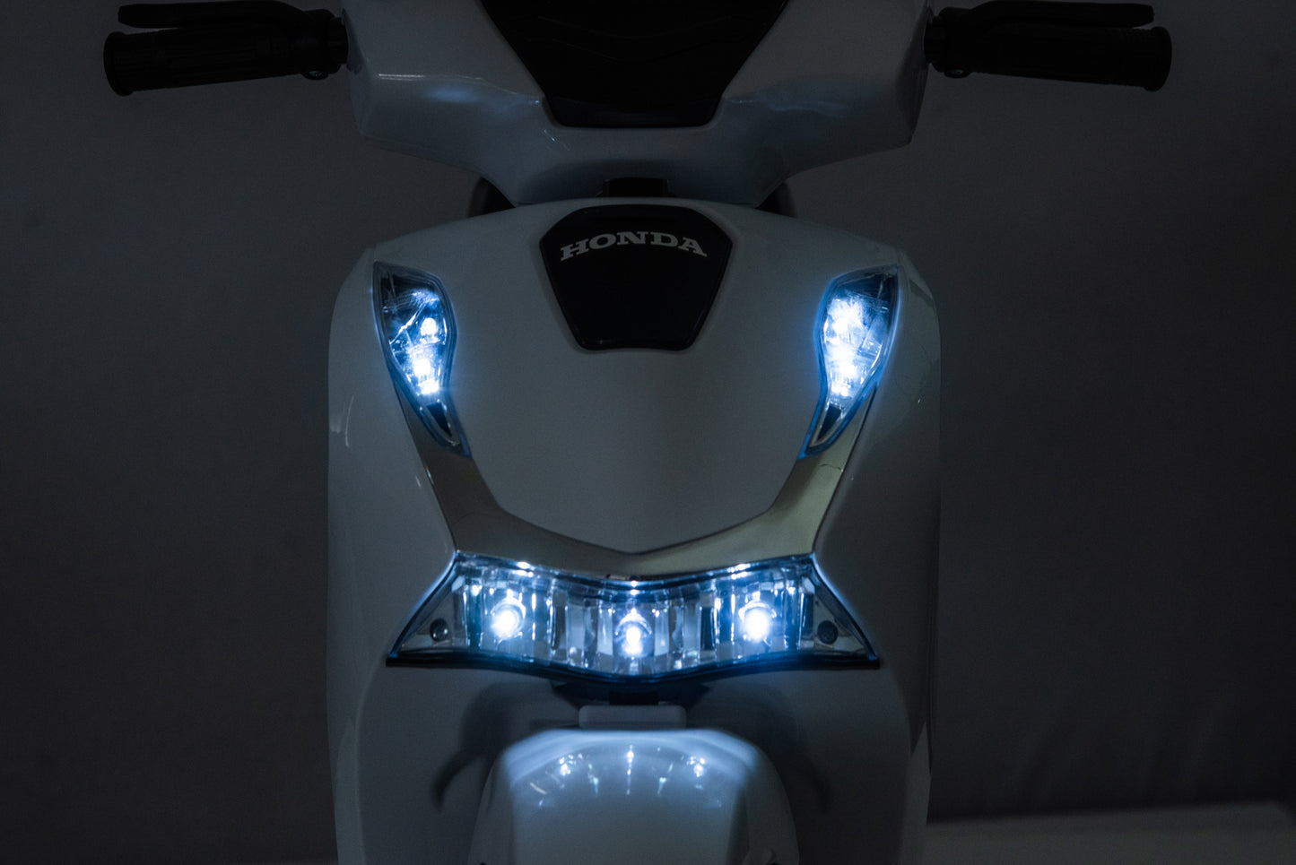 Honda SH125 FULL Motorino Elettrico per Bambini 12V con Luci LED, Ruote EVA e Bauletto Portaoggetti
