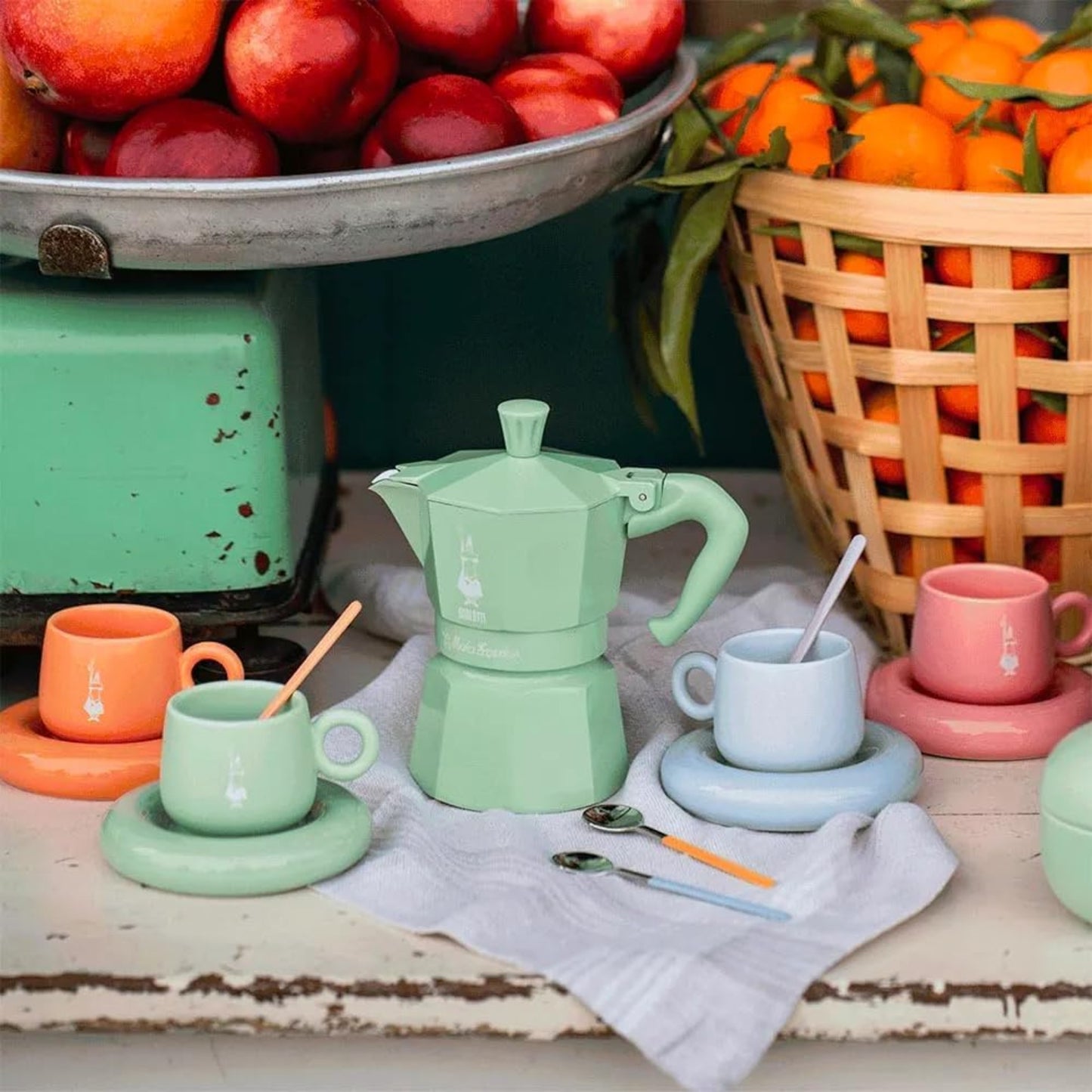 Bialetti Set 4 Tazzine Espresso con Piattino – Mercato della Frutta, Porcellana Colorata Pastello, Servizio Caffè Elegante Design Italiano