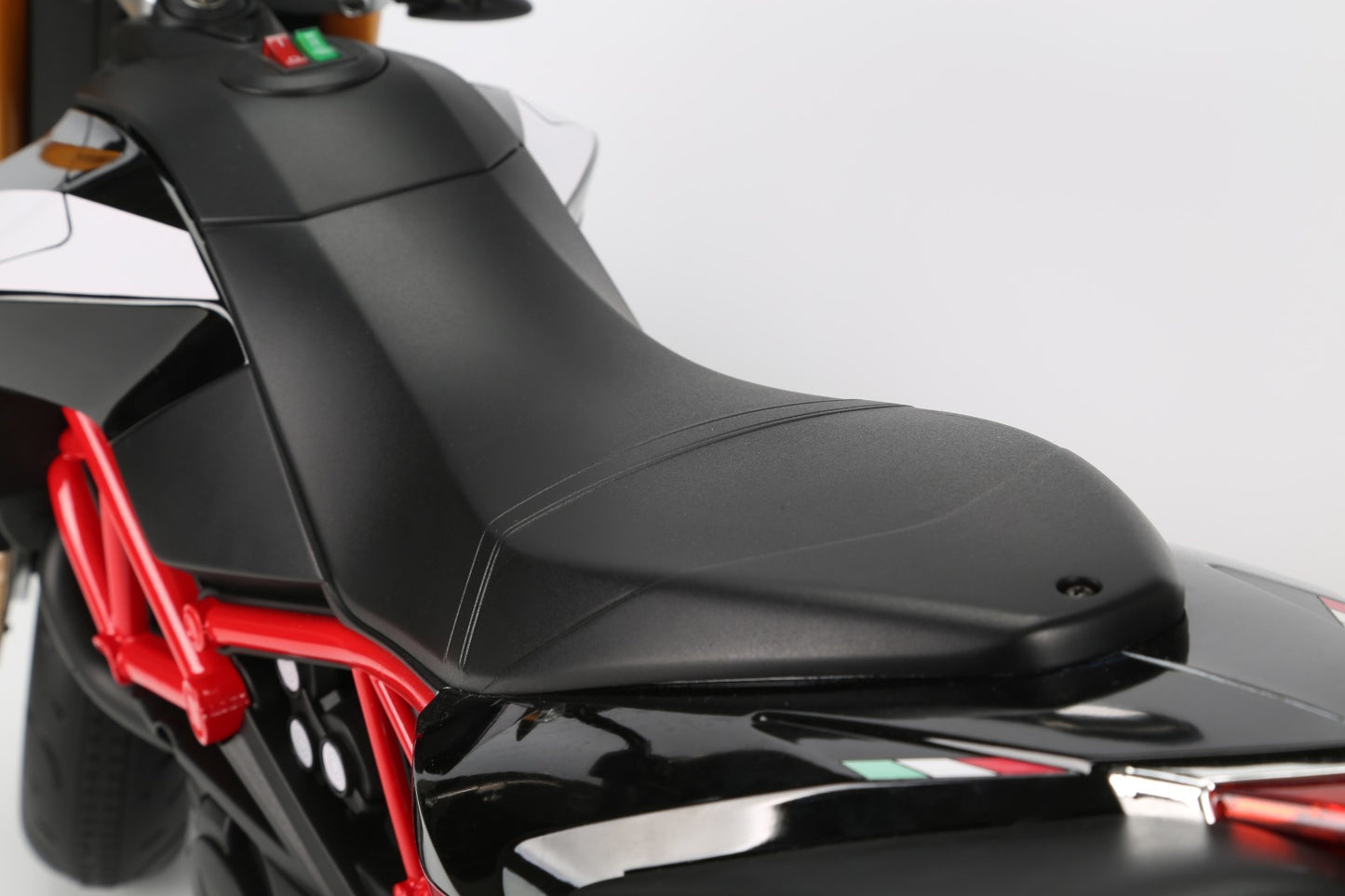 Moto Motocicletta Elettrica per Bambini Motocross Aprilia Dorsoduro 12v Ufficiale con Bluetooth